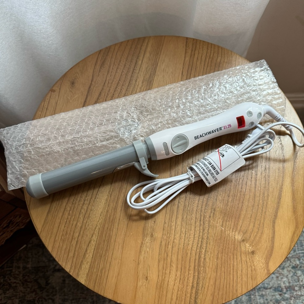 Beachwaver S1.25 White Curling Iron - Picture 2 of 3